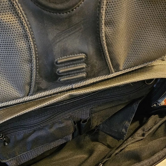 TUMI Black & Gray Backpack with Multiple Compartments Padded Straps Great Cond - Picture 5 of 10
